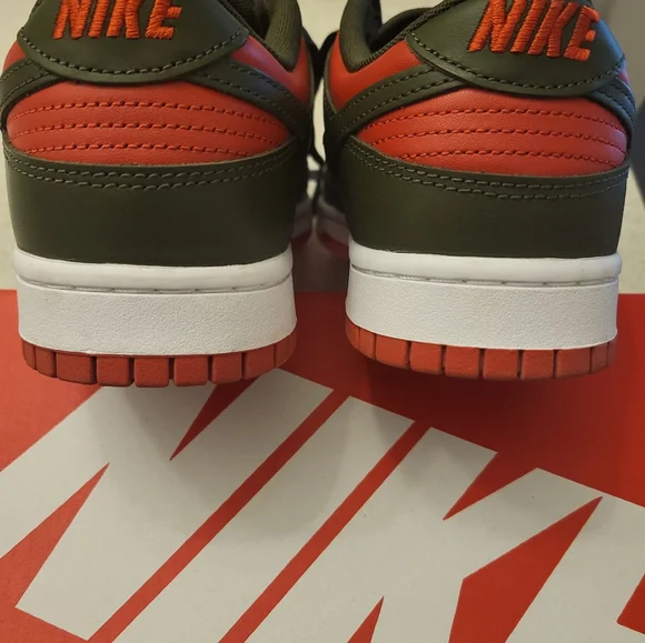 Nike Dunks size 9 red green like new - Picture 4 of 7
